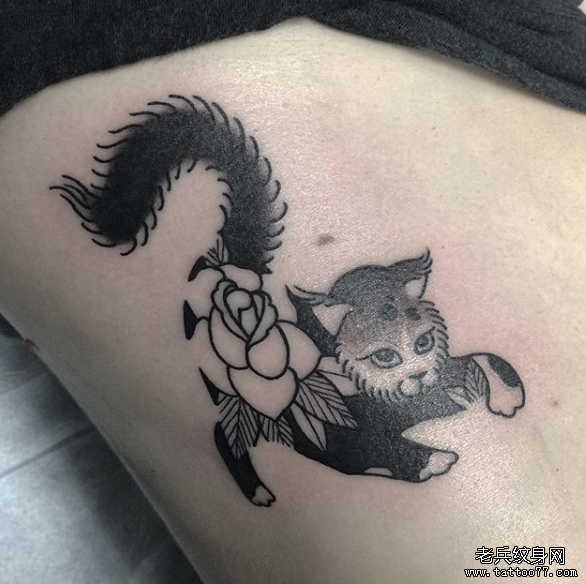 侧腰猫咪纹身图案