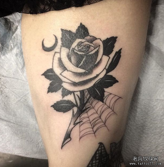 大腿玫瑰蜘蛛网纹身图案