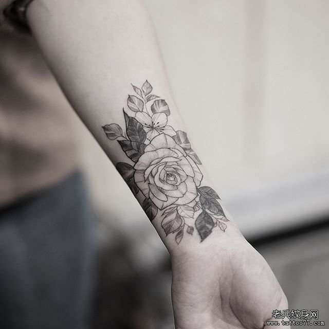 手腕花朵纹身图案