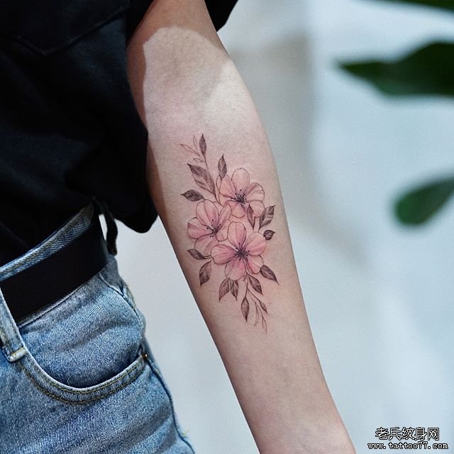 手腕小清新花朵纹身图案