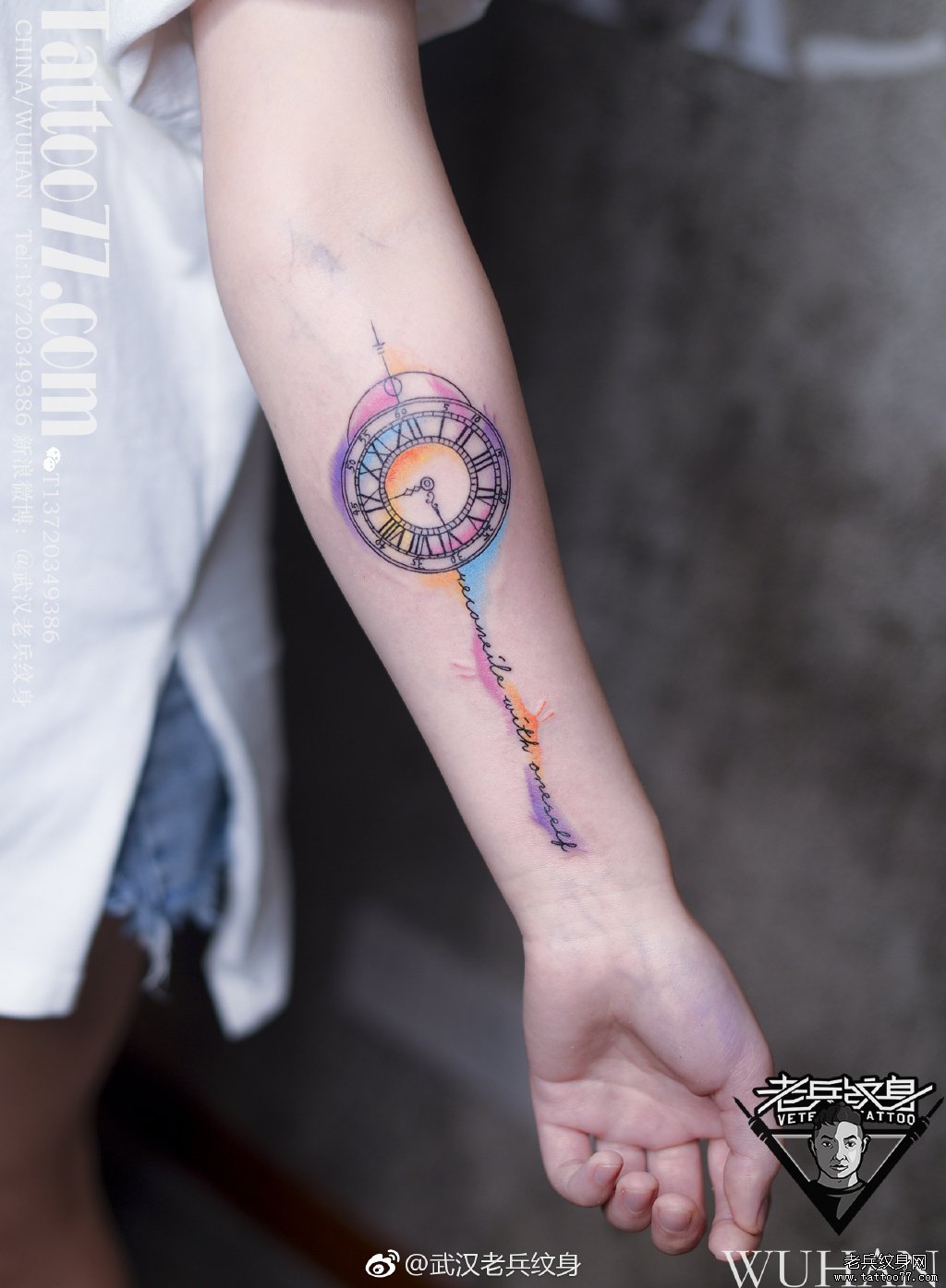 小臂色彩钟表纹身