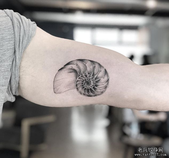 大臂蜗牛纹身图案