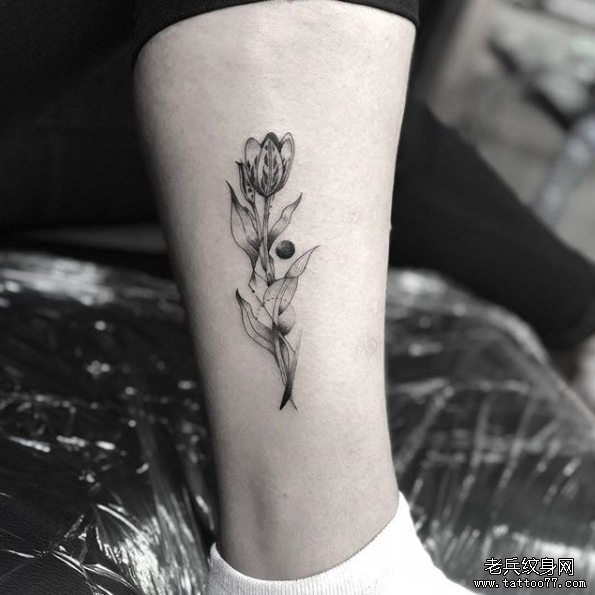 腿部小花纹身图案