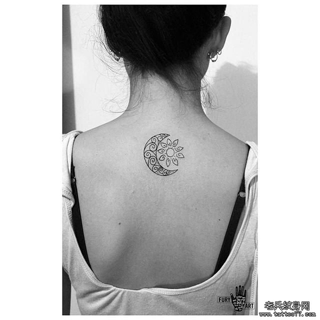 后背几何月亮图腾纹身图案