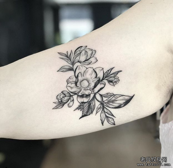 大臂小清新花朵纹身图案