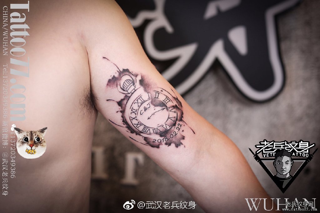 手臂黑灰怀表纹身