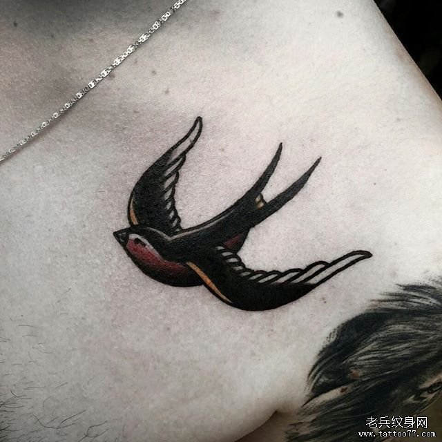 锁骨燕子纹身图案