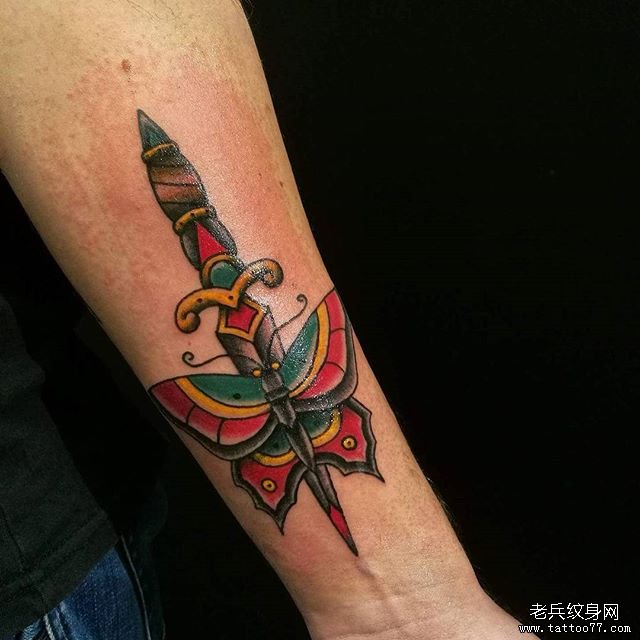 小臂school匕首蝴蝶纹身图案