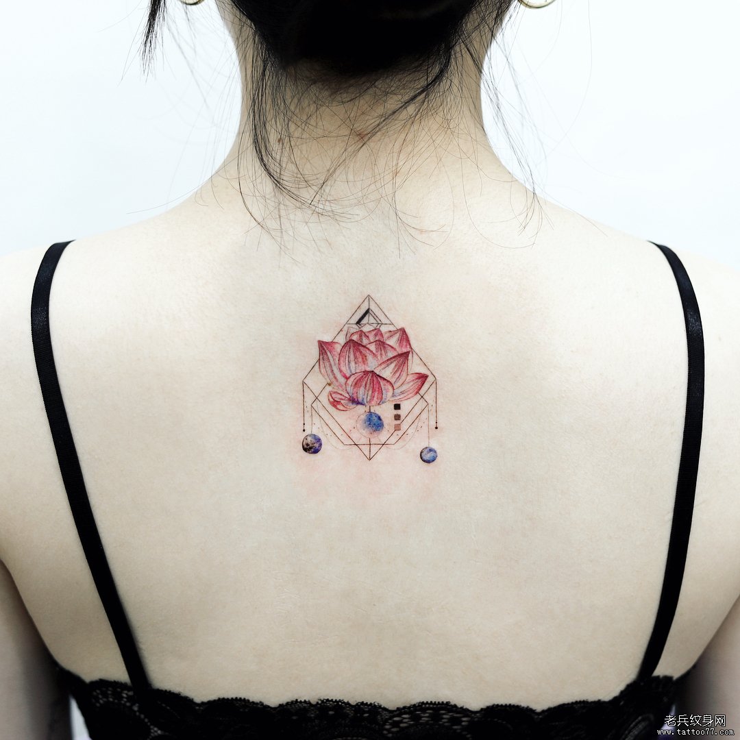 后背简约色彩莲花纹身