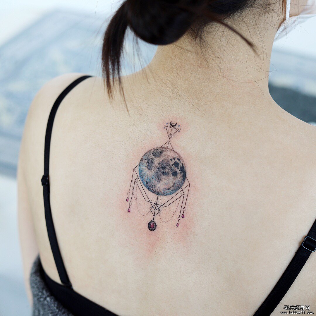 后背简约星球纹身