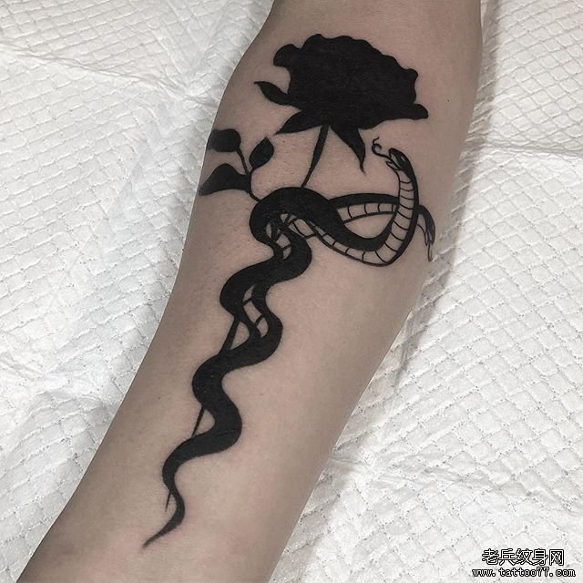手臂蛇玫瑰纹身图案