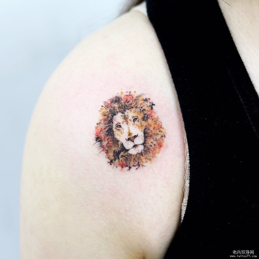 肩部色彩狮子纹身