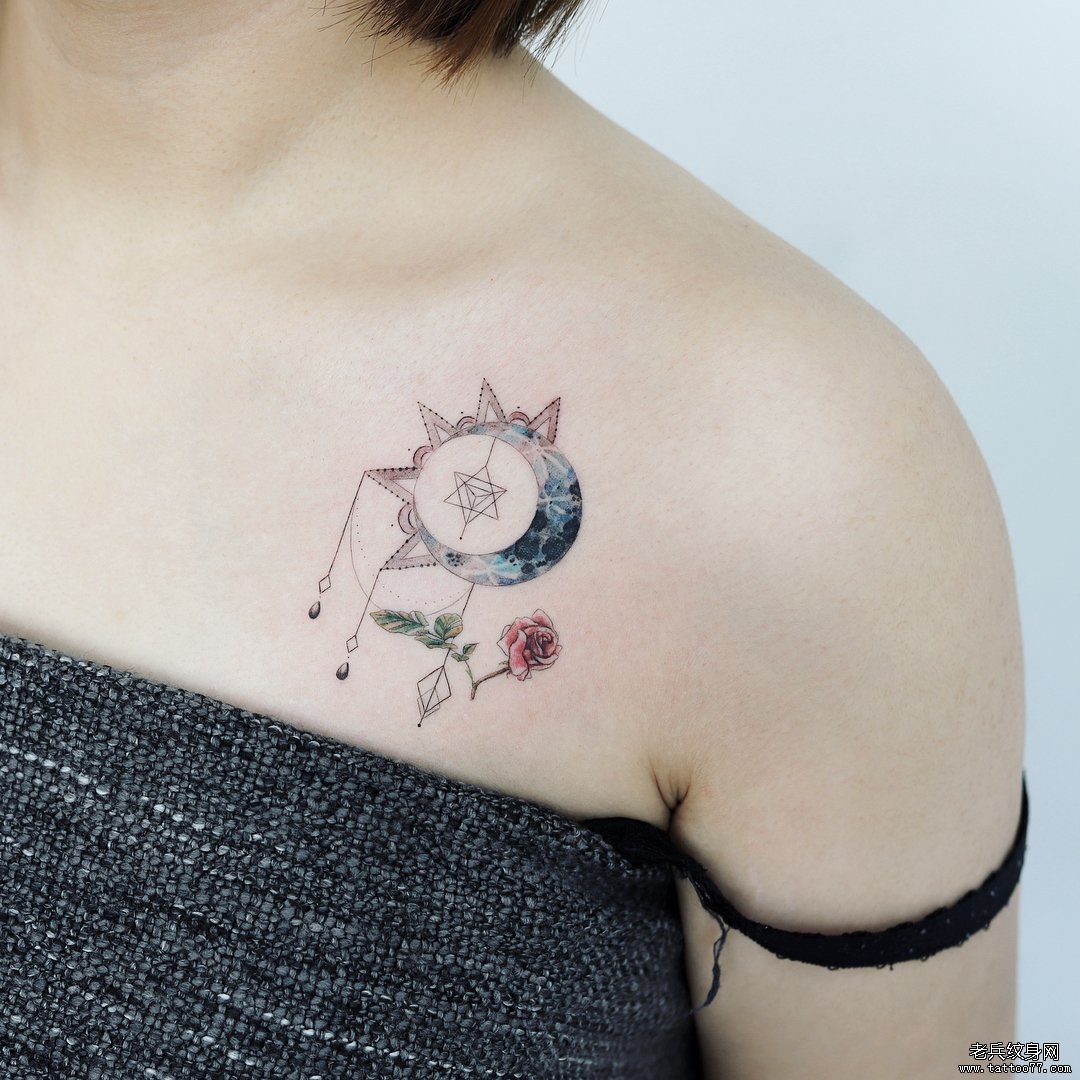 肩部色彩月亮花卉纹身