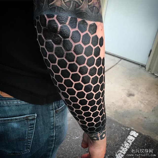 手臂个性几何纹身图案