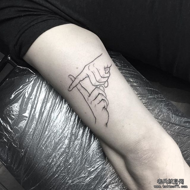 大臂手纹身图案