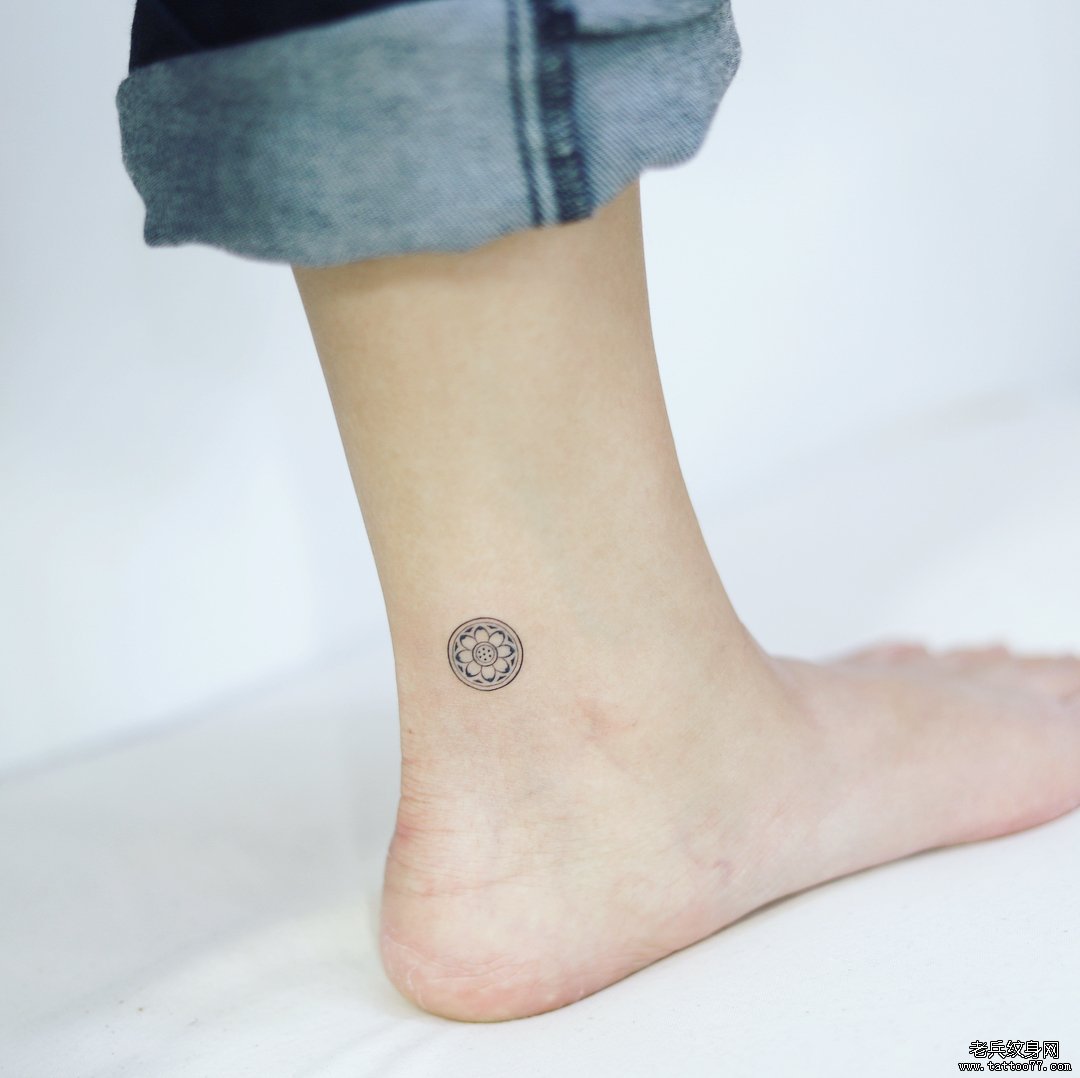脚踝几何花纹身