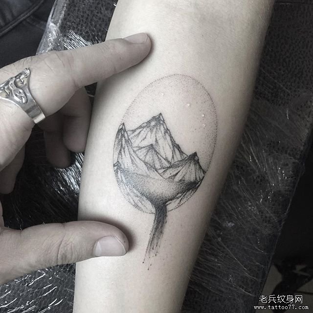 小臂小清新点刺几何山水纹身图案