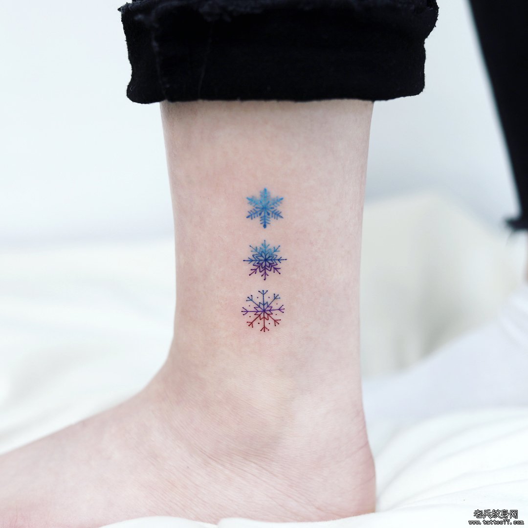 脚踝色彩小清新雪花纹身