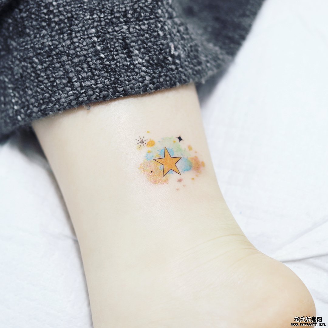 脚踝色彩星星纹身