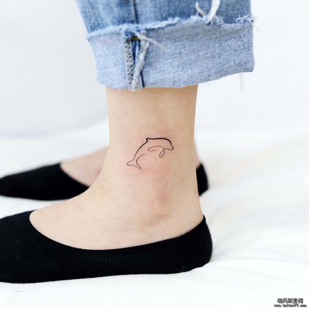 脚踝线条海豚纹身