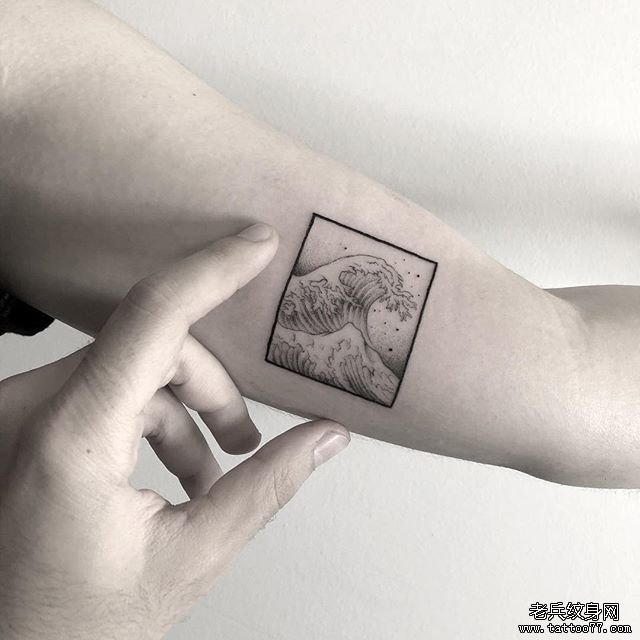 大臂小清新几何浪花纹身图案