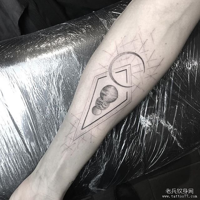 小臂几何星球纹身图案