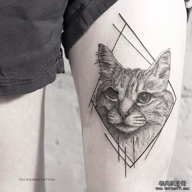 黑灰猫咪大腿纹身