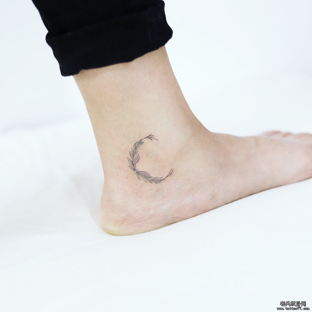 脚踝叶子月亮纹身