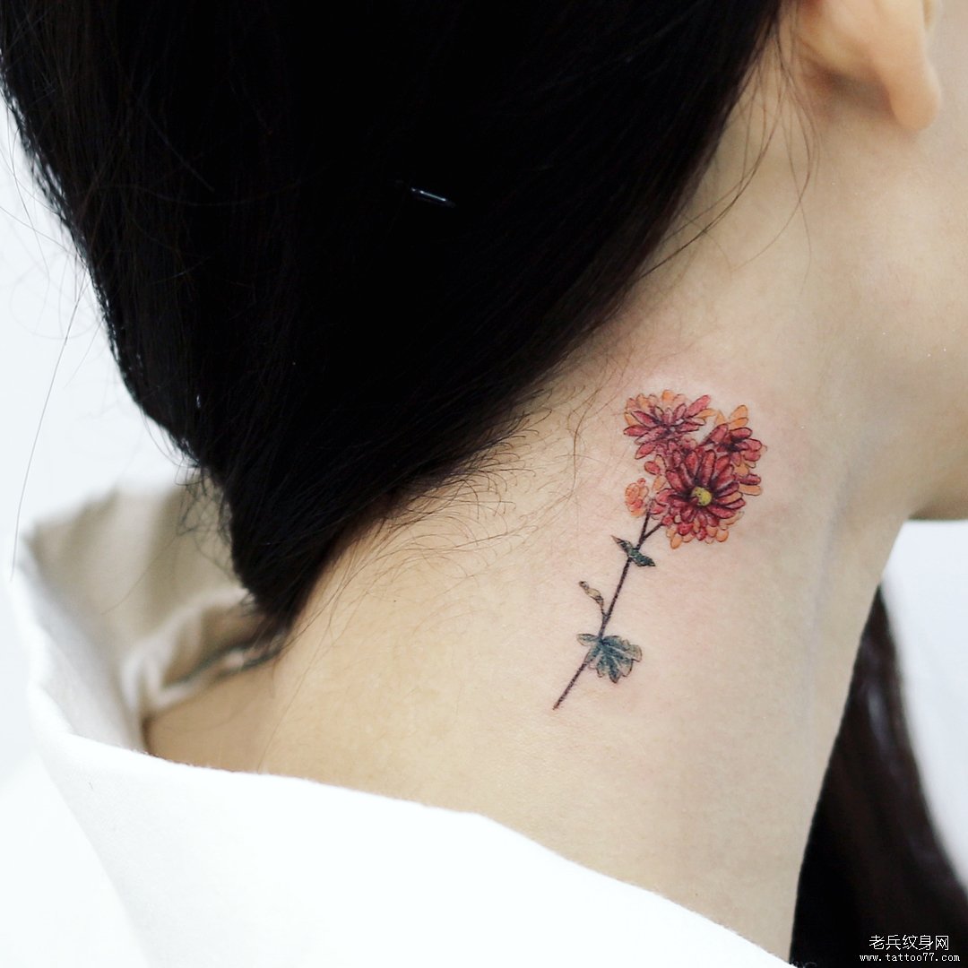 颈部色彩花卉纹身