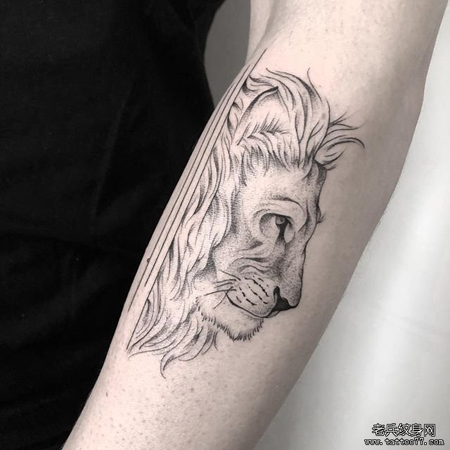 小臂狮子纹身图案