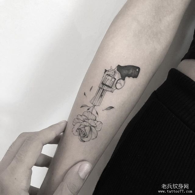 小臂小清新手枪玫瑰纹身图案