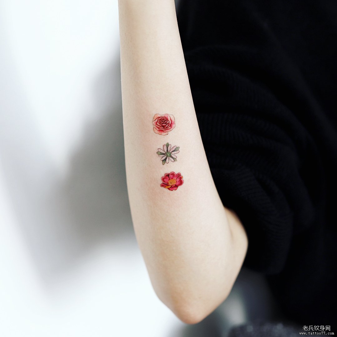 手臂简约花纹身
