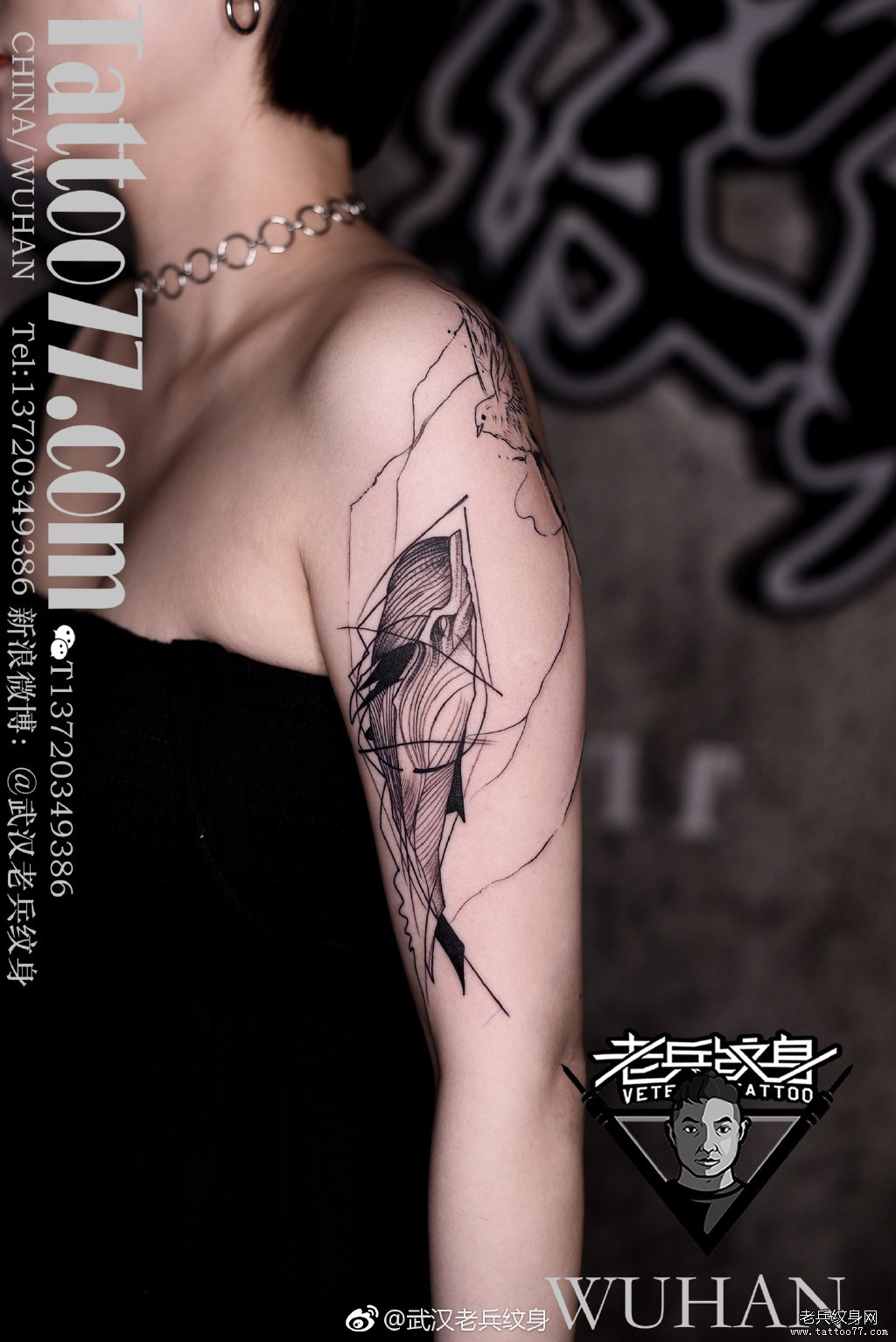 大臂线条鲸鱼纹身