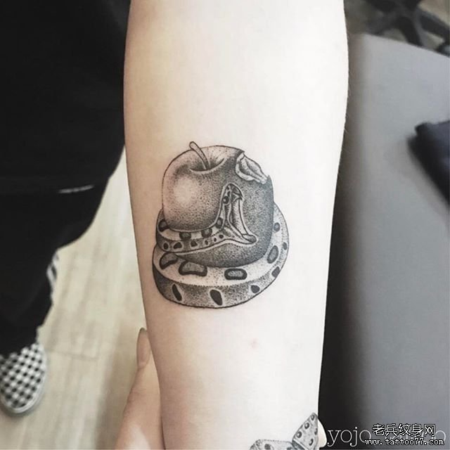 小臂点刺蛇苹果纹身图案