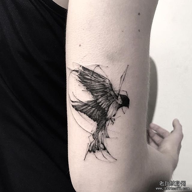 黑灰鸟手臂纹身图案