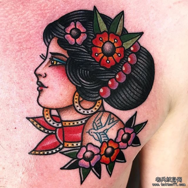 色彩女郎胸部纹身图案