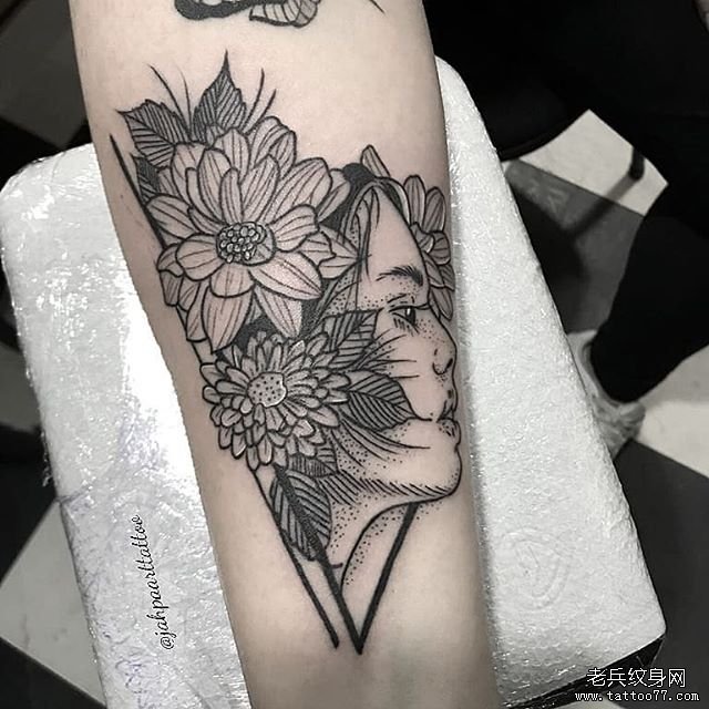 小臂内侧女郎花朵小清新纹身图案
