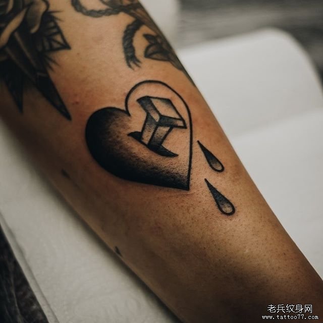 school黑灰爱心纹身图案