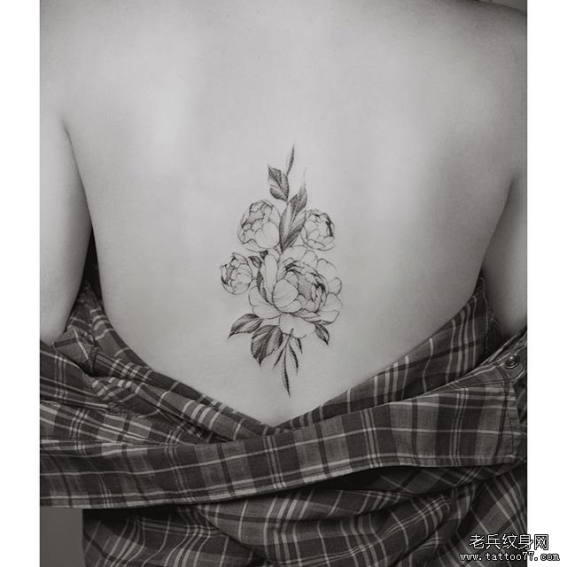 背部花朵纹身图案