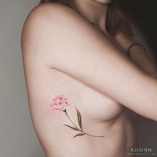 侧腰色彩花朵纹身图案