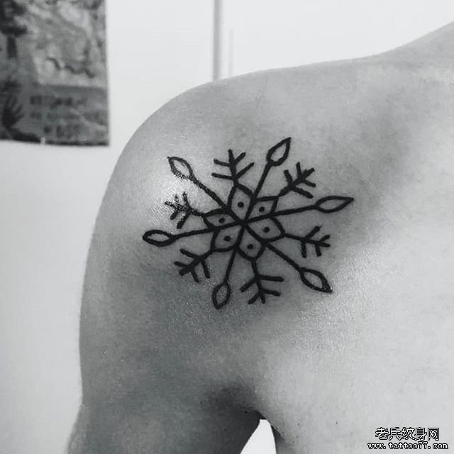 肩部几何线条纹身图案