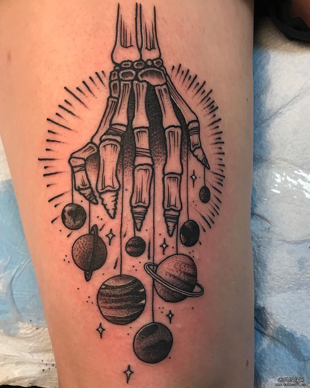 黑灰手星球手臂纹身图案