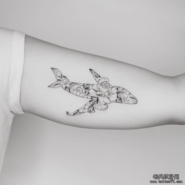 大臂飞机花朵纹身图案