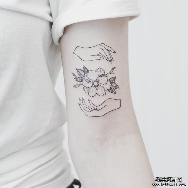 大臂花朵手纹身图案