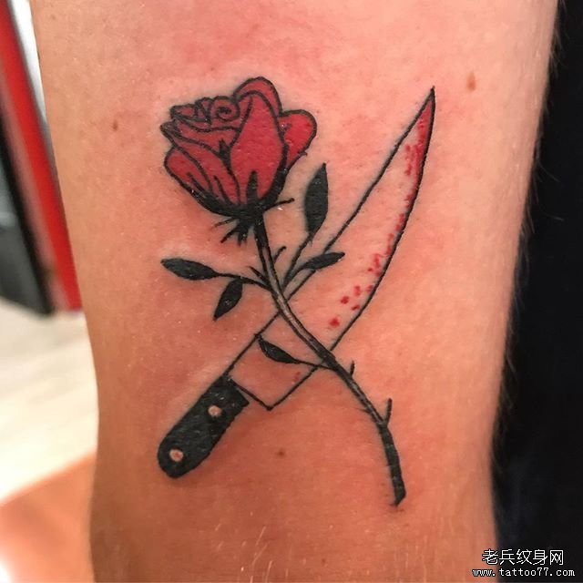 手臂玫瑰刀纹身图案