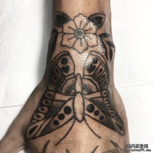 手臂个性线条蝴蝶纹身图案