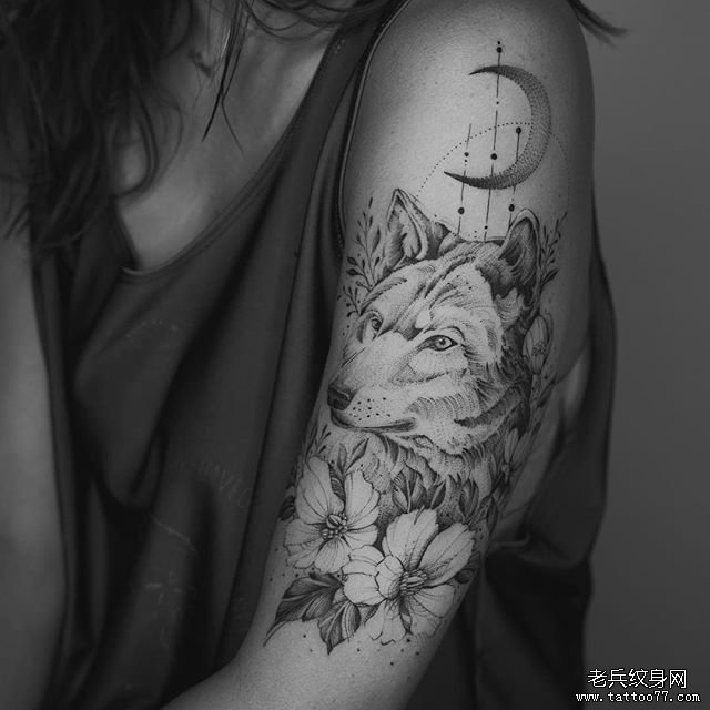 大臂狼花朵纹身图案