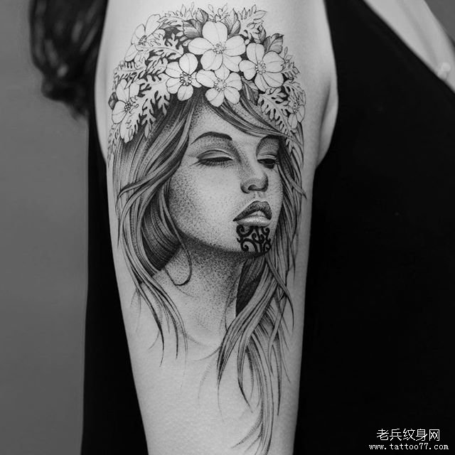 大臂美女花环纹身图案