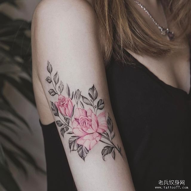 大臂色彩花朵纹身图案