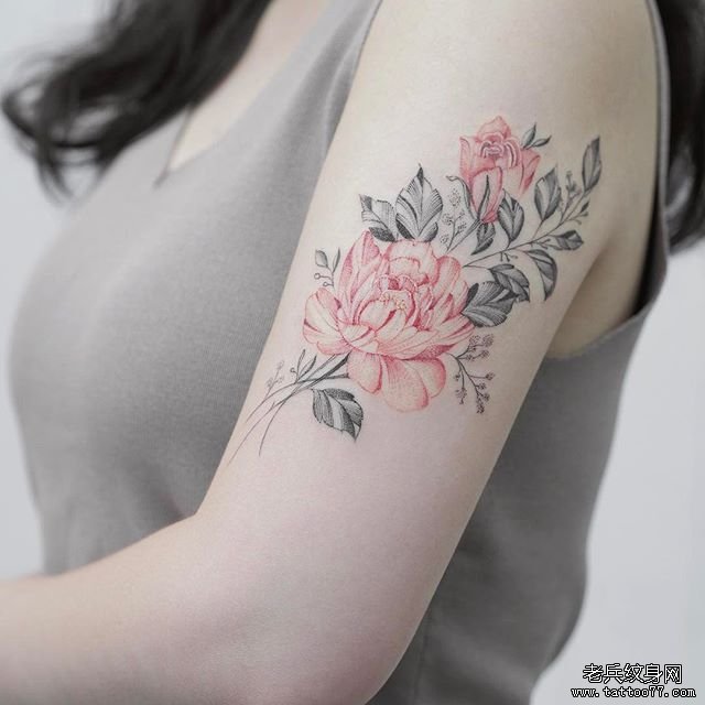 大臂色彩花卉纹身图案